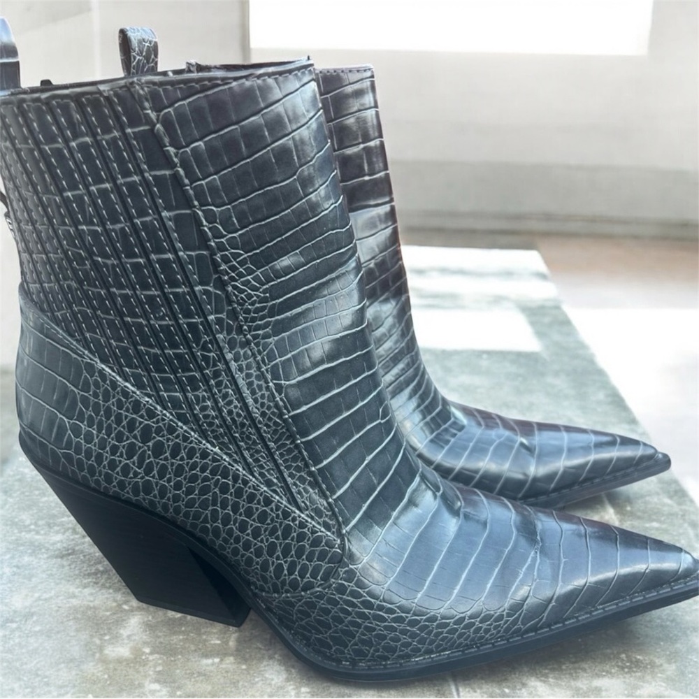 ZARA size 38  crocodile-embossed heeled ankle boots